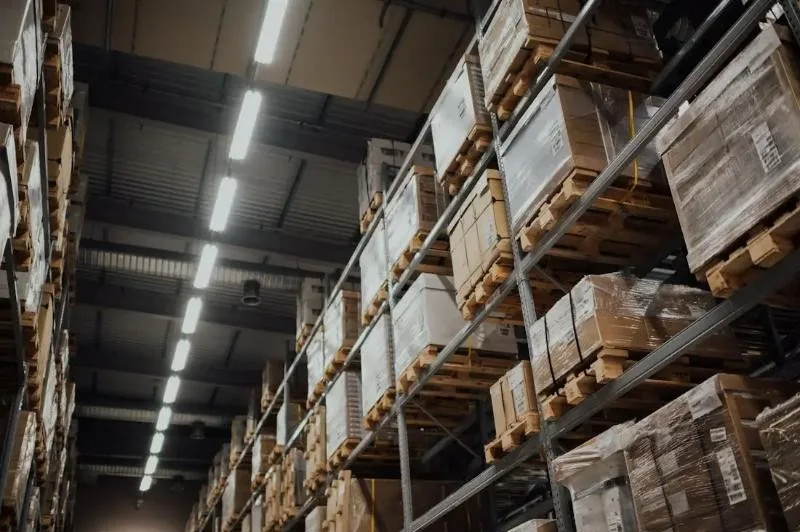 Palettes avec cartons dans un entrepôt à rayonnages hauts