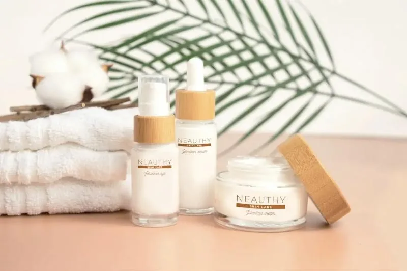 Produits de soin en flacons et en pots