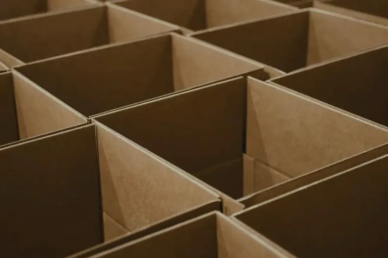 Cartons d’expédition ouverts